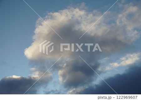雲の多い空 雲の多い空 122969607