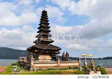 バリ島のブドゥグルにあるブラタン湖の寺 バリ島のブドゥグルにあるブラタン湖の寺 122969636