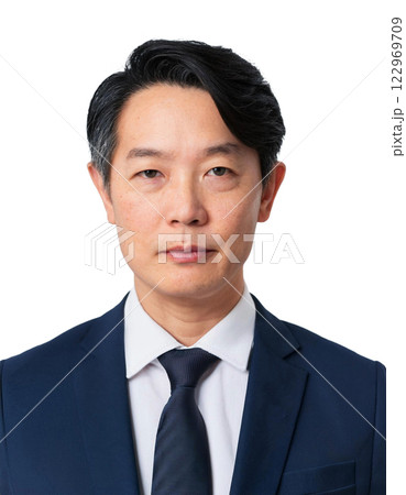 白背景に、スーツを着た笑顔の年配男性の証明写真 122969709
