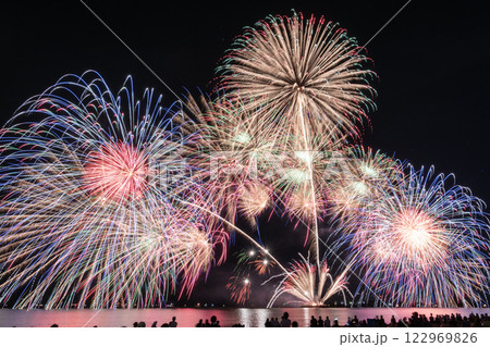 夜空に咲く大輪の花火 夜空に咲く大輪の花火 122969826