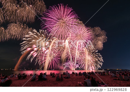 夜空に咲く大輪の花火 夜空に咲く大輪の花火 122969828