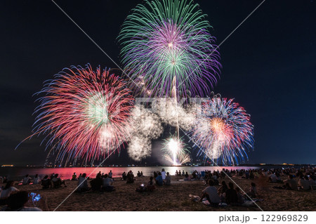 夜空に咲く大輪の花火 122969829