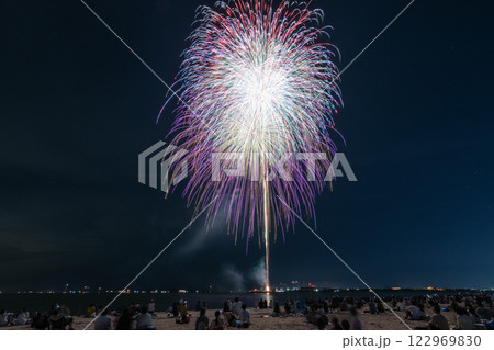 夜空に咲く大輪の花火 122969830