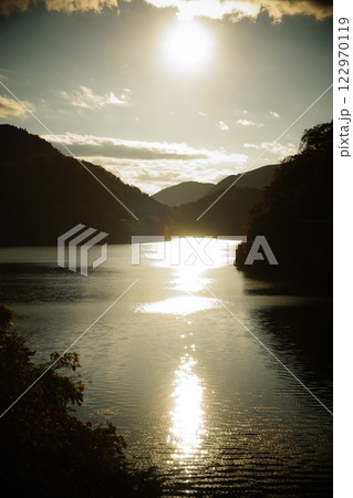 夕焼けに染まる湖 夕焼けに染まる湖 122970119