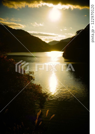 夕焼けに染まる湖 122970120