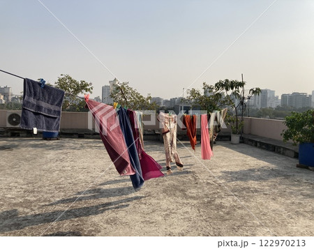 バングラデッシュのマンションの屋上で洗濯物を乾かしている バングラデッシュのマンションの屋上で洗濯物を乾かしている 122970213