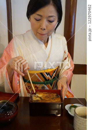 うな重を食べる和服の女性 うな重を食べる和服の女性 122970462