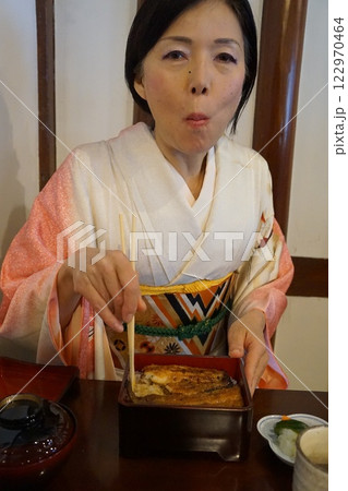 うな重を食べる和服の女性 122970464