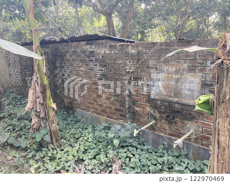 途上国にの山にある廃屋・使用されなくなった施設 122970469