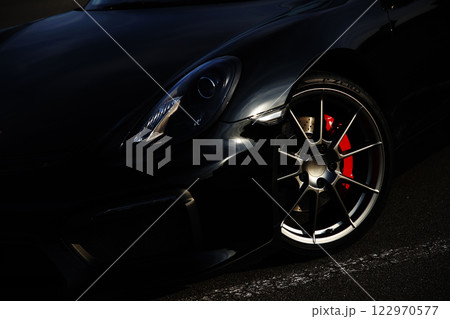 黒いスポーツカーのタイヤ 122970577