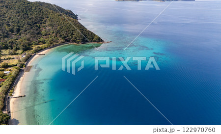 奄美大島瀬戸内町阿室釜の白浜海水浴場 奄美大島瀬戸内町阿室釜の白浜海水浴場 122970760