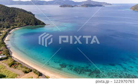 奄美大島瀬戸内町阿室釜の白浜海水浴場 奄美大島瀬戸内町阿室釜の白浜海水浴場 122970765