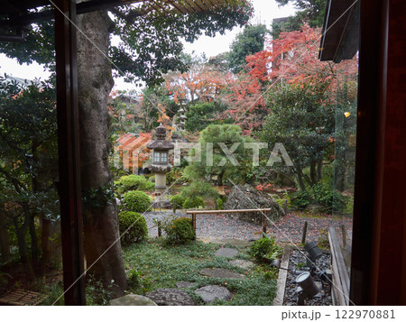 冬の京都の観光地のお寺の紅葉の風景 冬の京都の観光地のお寺の紅葉の風景 122970881