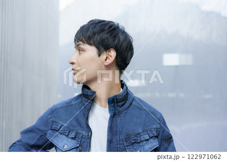 デニムの作業服を着る若い男性の横顔 デニムの作業服を着る若い男性の横顔 122971062