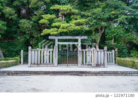 京都市伏見区　後崇光太上天皇　伏見松林陵 122971180