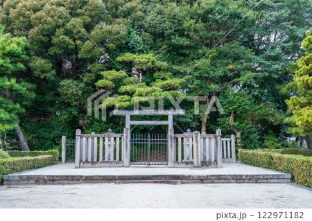 京都市伏見区　後崇光太上天皇　伏見松林陵 122971182