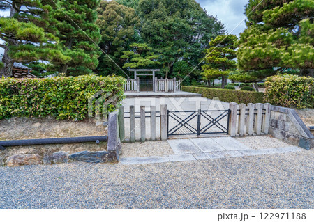 京都市伏見区　後崇光太上天皇　伏見松林陵 122971188