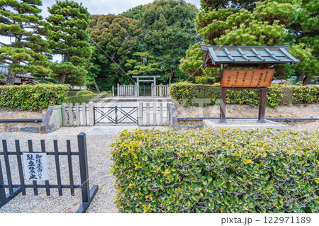 京都市伏見区　後崇光太上天皇　伏見松林陵 122971189