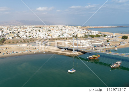 オマーンの港湾都市、スールの街並み オマーンの港湾都市、スールの街並み 122971347