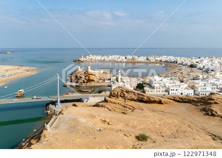 オマーンの港湾都市、スールの街並み 122971348