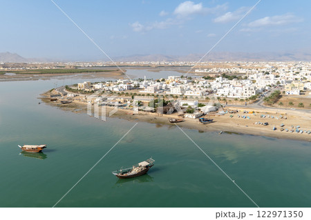 オマーンの港湾都市、スールの大河 122971350
