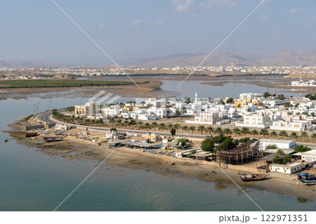 オマーンの港湾都市、スールの風景 122971351