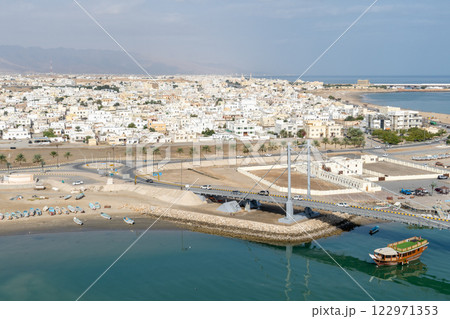 オマーンの港湾都市、スールの美しい眺め 122971353