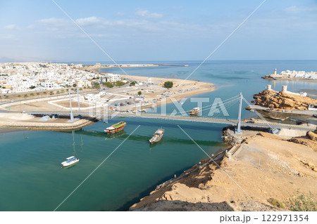 オマーンの港湾都市、スールの街並み オマーンの港湾都市、スールの街並み 122971354