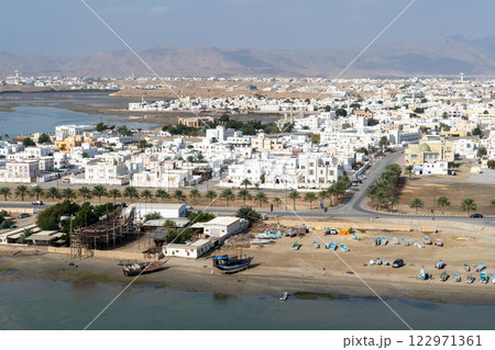 オマーンの港湾都市、スールの浜辺と市街地の風景 122971361