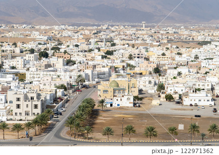 オマーンの港湾都市、スールの美しい市街地の景色 122971362