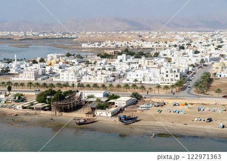 オマーンの港湾都市、スールの美しい街並み オマーンの港湾都市、スールの美しい街並み 122971363