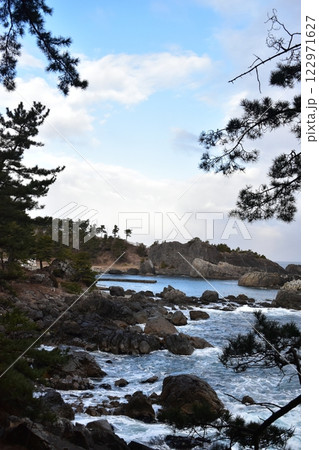 青空と岩場の海岸 122971627