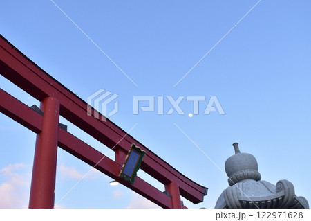 神社の鳥居と昇る月 神社の鳥居と昇る月 122971628