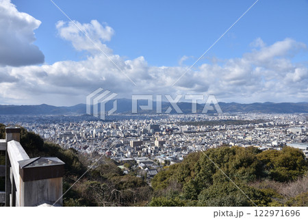 青蓮院飛地　将軍塚青龍殿　大舞台から見る京都市内 122971696