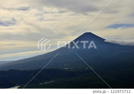 御坂山地の吉沢山から　雲たれこめる夏の富士山 122971712