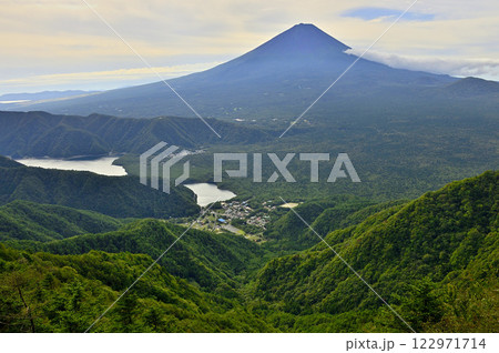 御坂山地の吉沢山から 夏の富士山と緑の山地を望む 御坂山地の吉沢山から 夏の富士山と緑の山地を望む 122971714