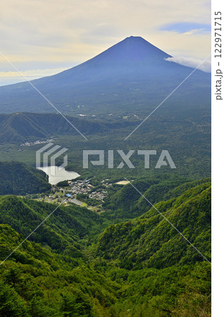 御坂山地の吉沢山から 夏の富士山と緑の山地を望む 御坂山地の吉沢山から 夏の富士山と緑の山地を望む 122971715