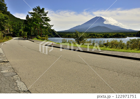 山梨県 精進湖の他手合浜より望む富士山 山梨県 精進湖の他手合浜より望む富士山 122971751