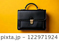 水色背景の黒いビジネスバッグ 122971924
