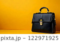 水色背景の黒いビジネスバッグ/コピースペース 122971925