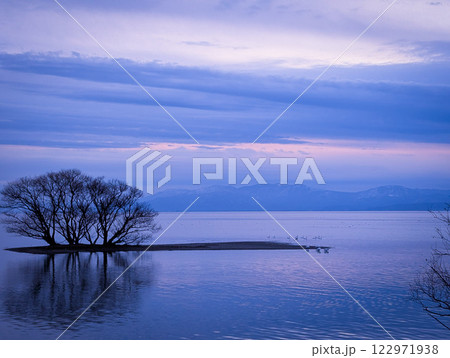 琵琶湖の風景（滋賀県長浜市） 122971938