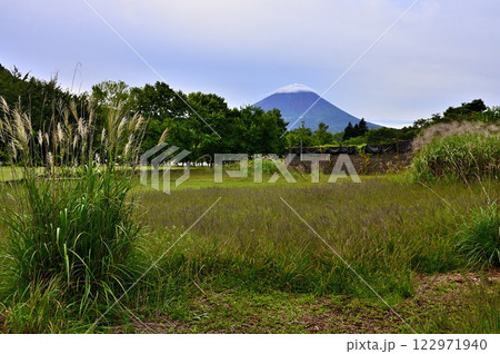 山梨県富士河口湖町　根場から望む雲被る夏の富士山 122971940