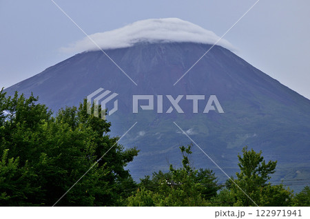 山梨県富士河口湖町　根場から望む雲被る夏の富士山 122971941