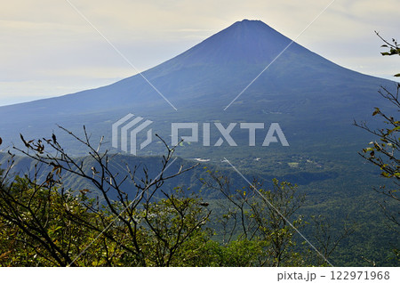 御坂山地の鍵掛より望む富士山 122971968
