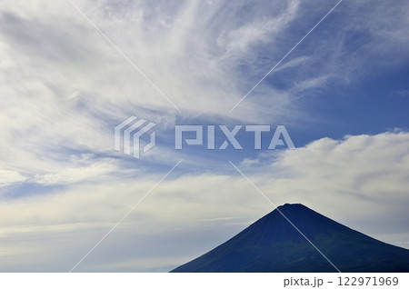 夏富士にすじ雲踊る　御坂山地の鍵掛にて 122971969