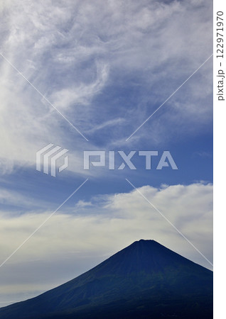 夏富士にすじ雲踊る　御坂山地の鍵掛にて 122971970