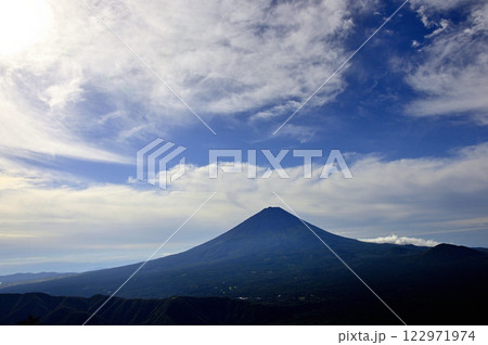 夏富士の頭上に雲広がる　御坂山地の鍵掛にて 122971974