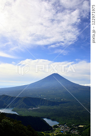 夏富士の頭上に雲広がる　御坂山地の鍵掛にて 122971975
