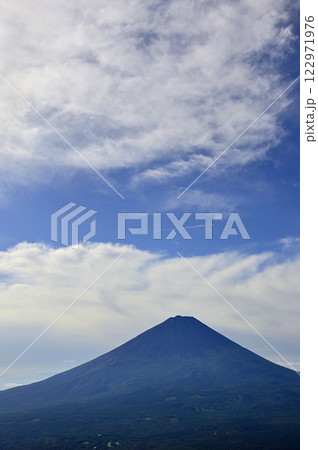 夏富士の頭上に雲広がる　御坂山地の鍵掛にて 122971976