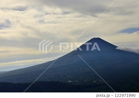 御坂山地の吉沢山から 雲たれこめる夏の富士山 御坂山地の吉沢山から 雲たれこめる夏の富士山 122971990